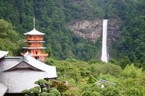 那智山青岸渡寺の三重塔と那智滝