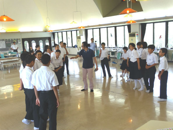 斉藤副芸術監督（中央）の指導で楽しそうに表現活動をする生徒たち