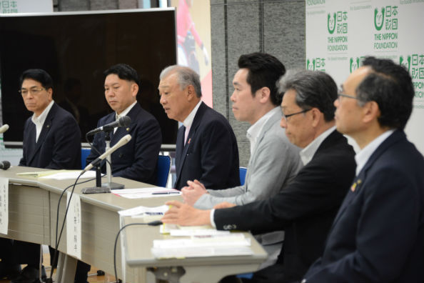 5市長と笹川会長による発表の様子