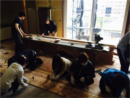 箱バル不動産が運営を予定しているゲストハウスでは現在、函館市民や学生、学校・企業・団体の他、全国各地からDIYサポーターが参加し、オープンに向けて壁塗りや床貼りなどを共に行っている