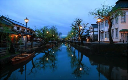 美観地区は、倉敷川沿いになまこ壁と漆喰塗り込めの商家が立ち並ぶ伝統的建造物群保存地区に指定されている。夕闇の風景も美しい