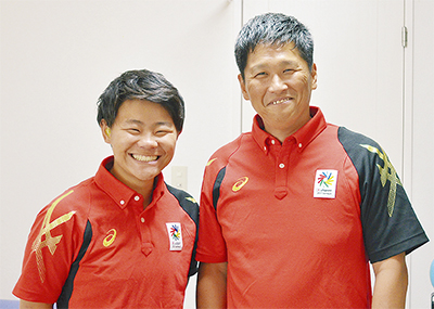 トレーナーとして選手団に帯同する山岸さん（右）と整骨院に通い金メダル獲得をめざす佐藤さん（左）