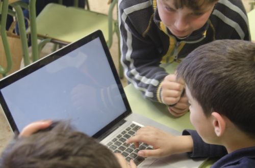 パソコンを操作する子どもたち 授業 小学生