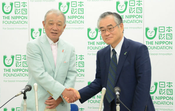 発表を終え握手する笹川会長（左）と門田理事長