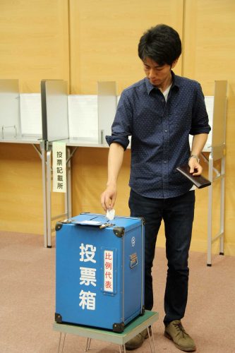 期日前投票所を利用する学生（昨年6月27日、中央図書館で）