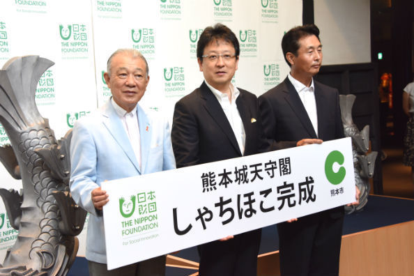 完成したしゃちほこの前で記念撮影する（左から）笹川会長、大西熊本市長、藤本代表