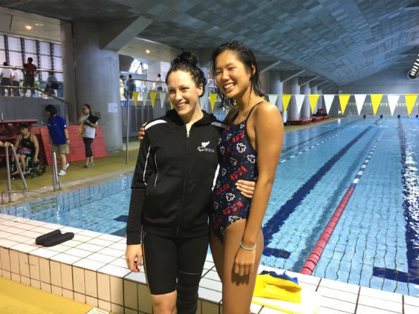 ジャパン・パラ水泳競技大会で、憧れのソフィー・パスコー選手（ニュージーランド）と2ショット撮影