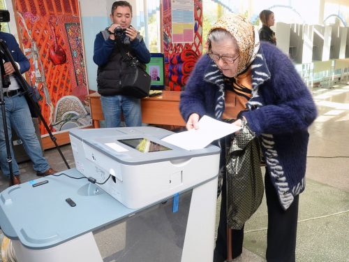 【世界の街から】キルギスの電子投票　集計に不正の余地は？