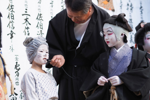地区の農村歌舞伎で演技後の、長男（写真右）と次男（写真左）