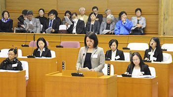 女性だけの議会開会　沖縄県北谷町　生活者視点で鋭く質問　傍聴席は満席