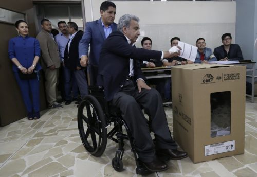 エクアドルで大統領選の国民投票　再選回数1度の是非問う
