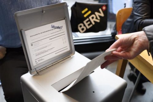 スイス、受信料廃止案を否決　公共放送で国民投票