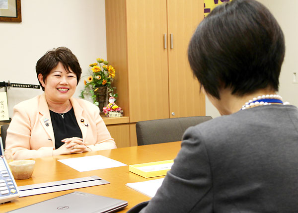 宮川典子 衆院議員と西山 和枝 大塚製薬株式会社女性の健康推進プロジェクト リーダー