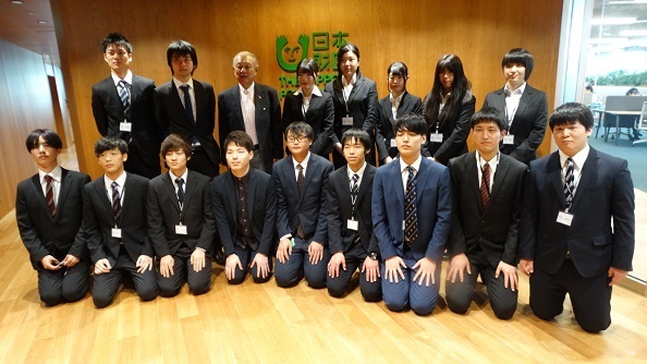 笹川会長を囲んで集合写真に納まる「夢の奨学金」3期生