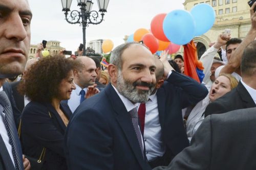 アルメニアで政権交代　デモ主導者を首相に選出