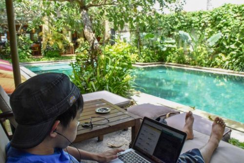 インドネシア・バリ島のコワーキングスペース『Legian』での作業風景