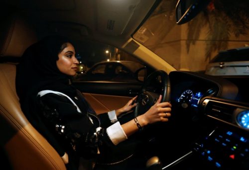 サウジ、女性の自動車運転解禁　社会改革、「とても興奮」
