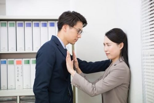 女性の7割「ハラスメント」被害 「『手相を見せて』と手を握られる」「私だけ残業代が出ず、終業時…