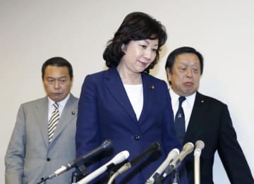 野田総務相が出馬断念表明　首相と石破氏、一騎打ちへ