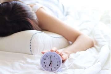 40代の半数、睡眠時間は6時間未満 「睡眠で休養が十分にとれてない」という回答も3割