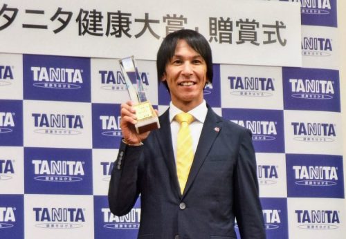 タニタ健康大賞を受賞した葛西。タニタの体重計はコンディション管理の必需品という