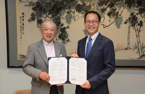 署名式での日本財団の笹川（左）とチェン・ビー氏（右）