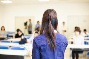 講習を行っている女性の後ろ姿