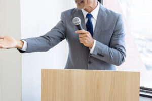 プレゼンをする男性